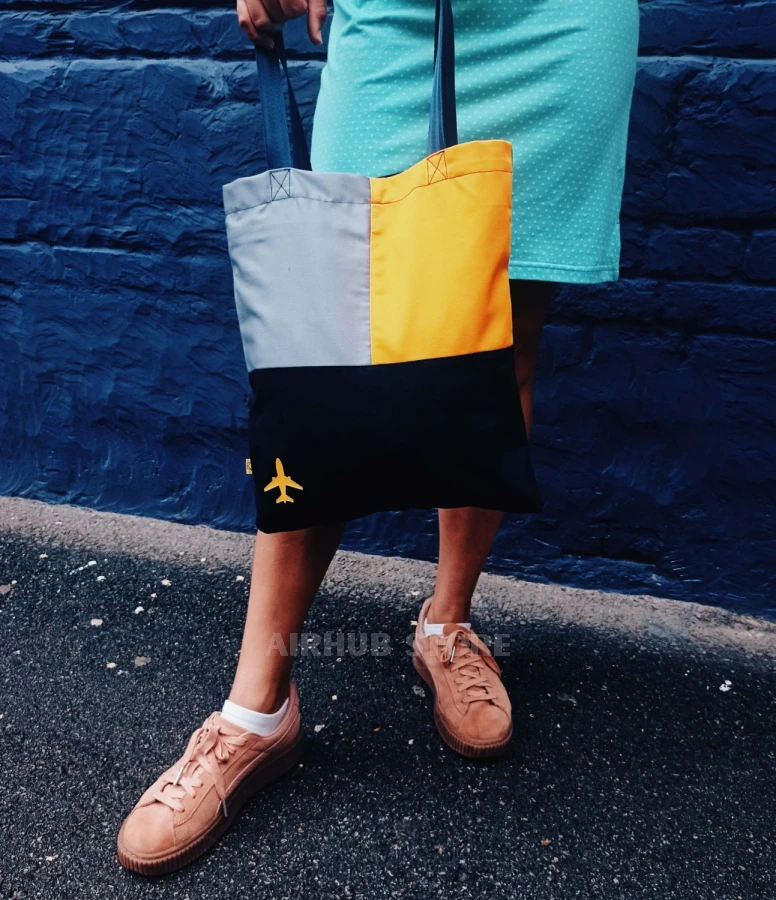 Shopper bag with an airplane