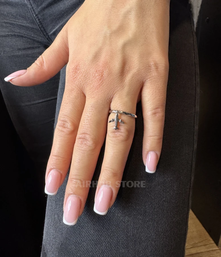 Ring with an airplane in the sky