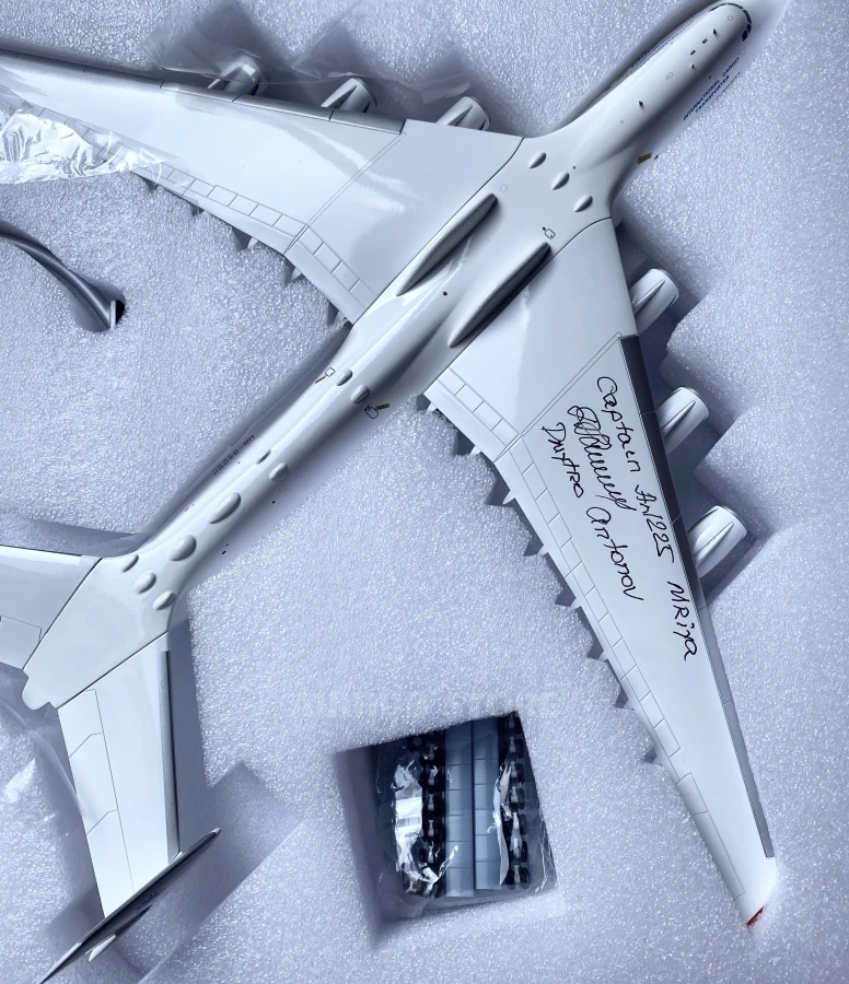 Ексклюзивна модель з підписом Дмитра Антонова літак Антонов Ан-225 Мрія 1:200