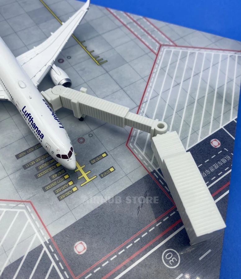 Jet bridge Set with High Pole Light Set 1:400