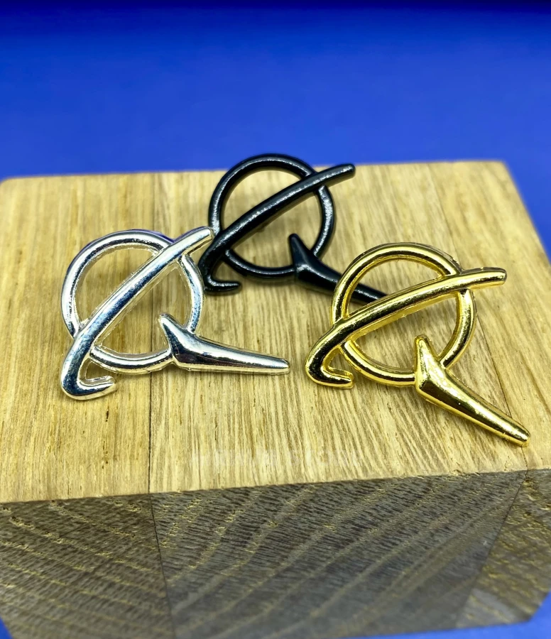 Boeing logo pin