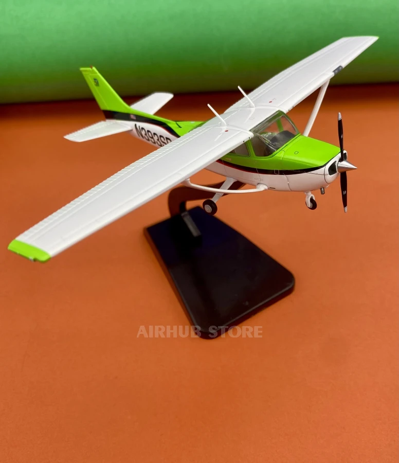 Aircraft Model Cessna 172 Skyhawk N393SP 1:72