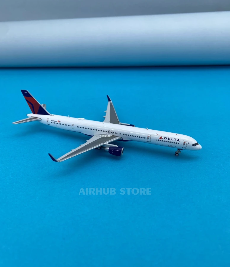 Aircraft Model Boeing  B757-300 Delta Air Lines 1:400