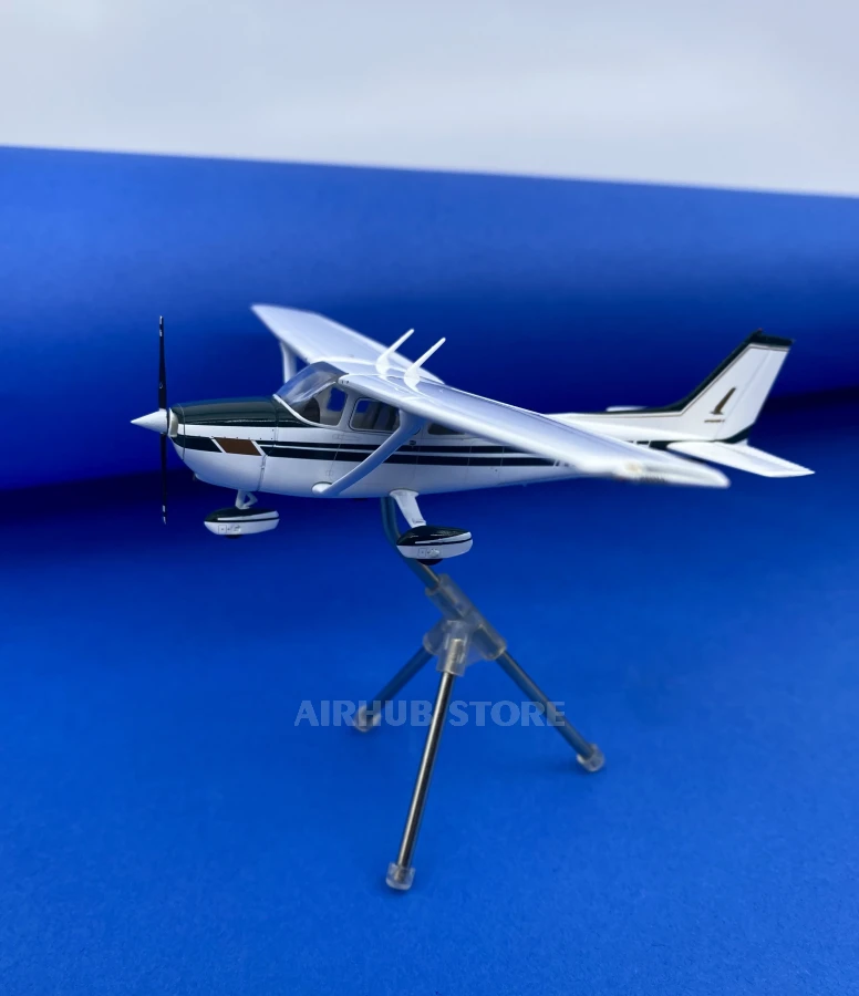 Aircraft Model Cessna 172 Skyhawk N3015E 1:72
