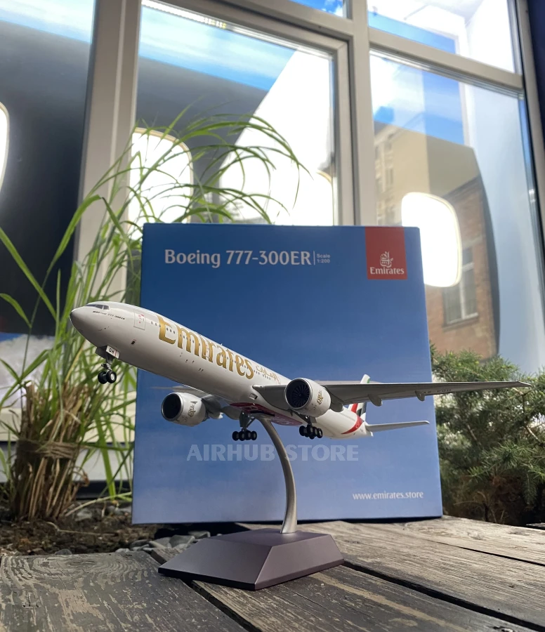 Aircraft Model Boeing 777-300 ER Emirates 1:200