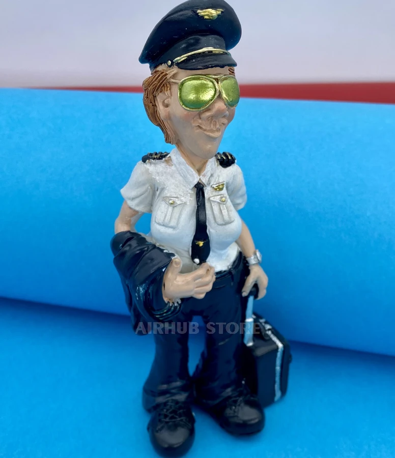 Statuette female pilot