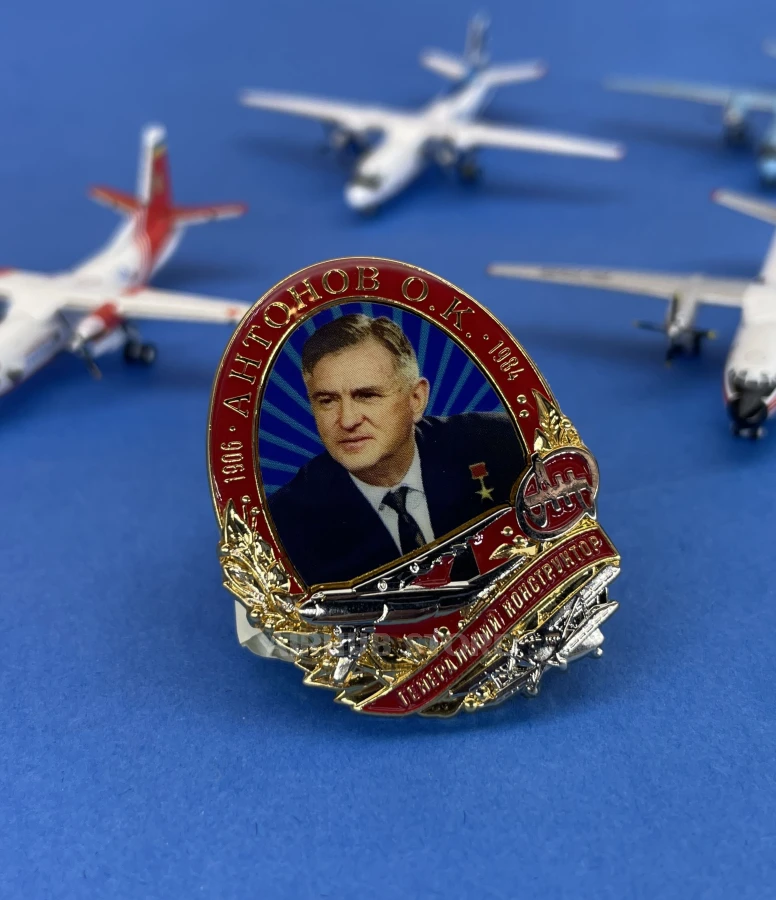 Pin Oleg Antonov