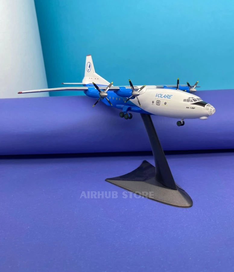 Aircraft Model Antonov An-12 Volare 1:200