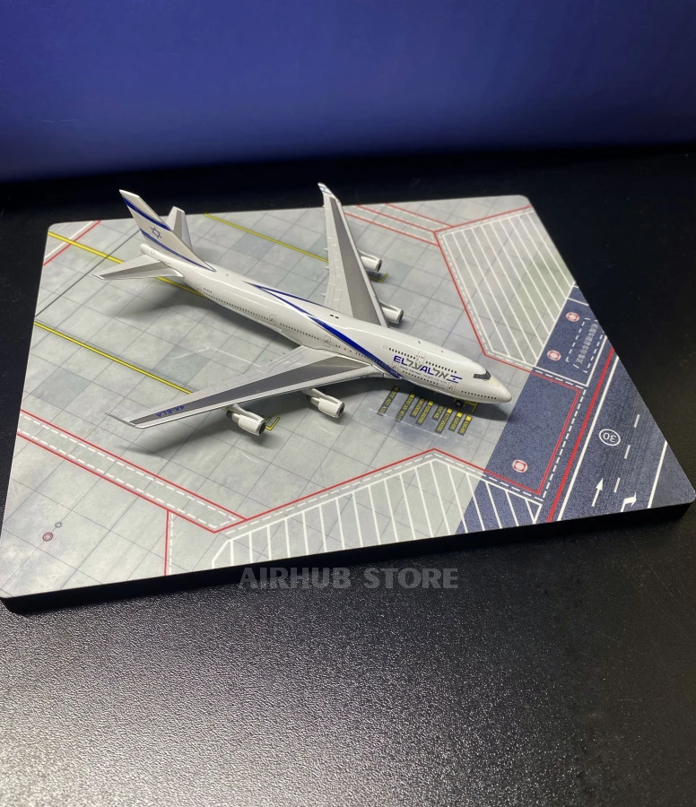Airport base 1:400 — wooden platform for model aircraft