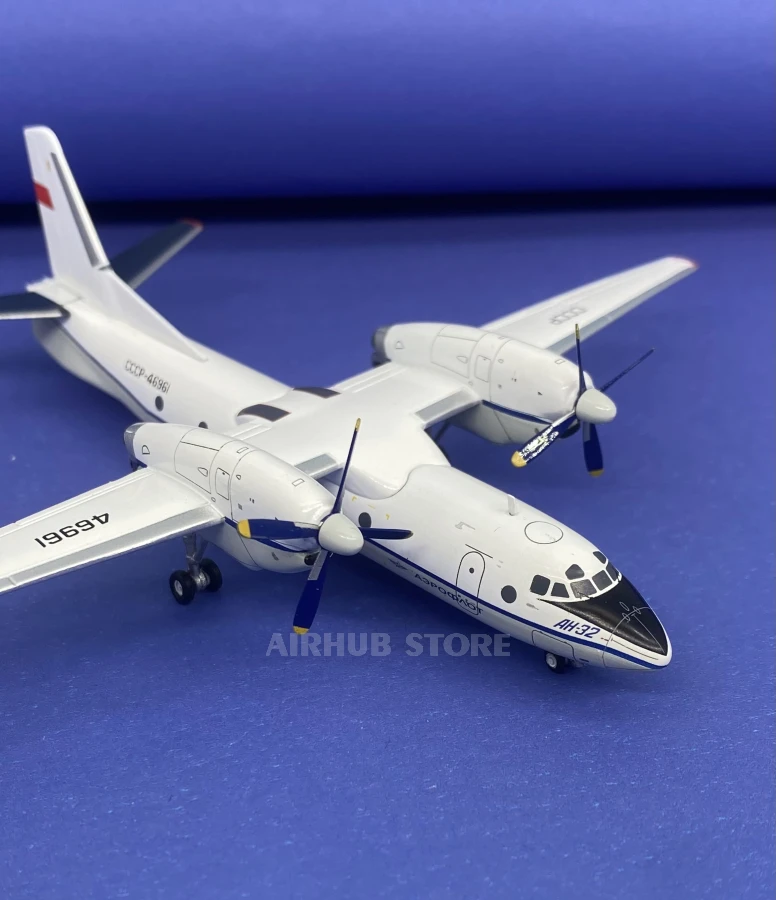 Aircraft Model Antonov An-32 Aeroflot 1:200