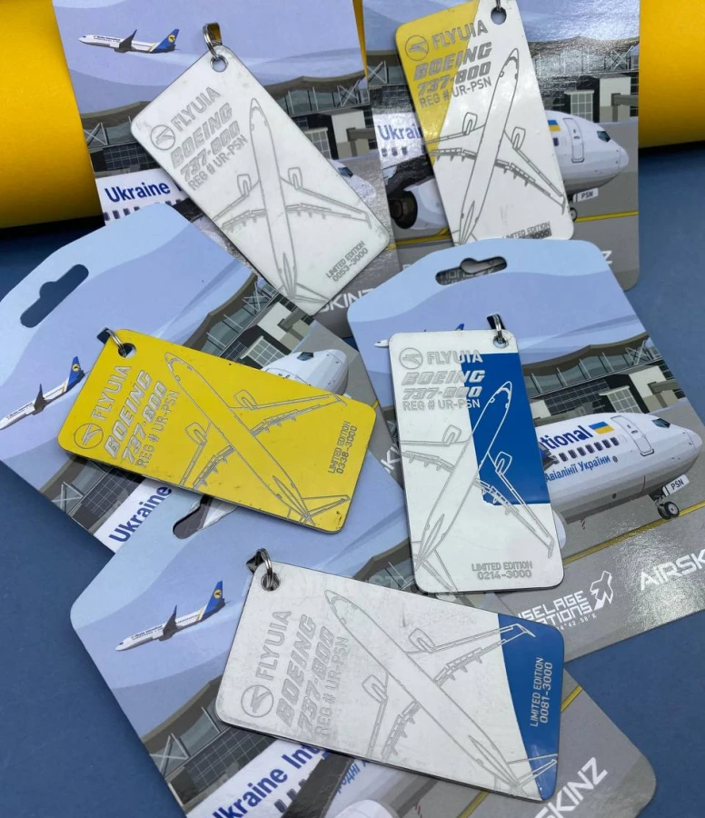 Boeing 737-800 FLY UIA Keychain